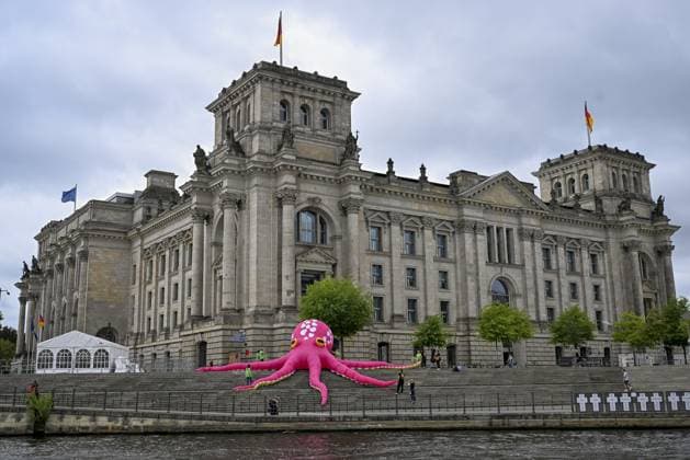 News Themen der Woche KW28 Greenpeace stages protest against deep-sea mining in Berlin BERLIN, GERMANY - JULY 07: A group of activists affiliated with the environmental organization Greenpeace stage a protest against deep-sea mining using a large inflatable pink octopus, on July 7, 2025. The demonstration took place between the Bundestag, Germany s federal parliament, and the Spree River. Halil Sagirkaya Anadolu Berlin Germany. Editorial use only. Please get in touch for any other usage.  Copyright: x2025xAnadoluxHalilxSagirkayax