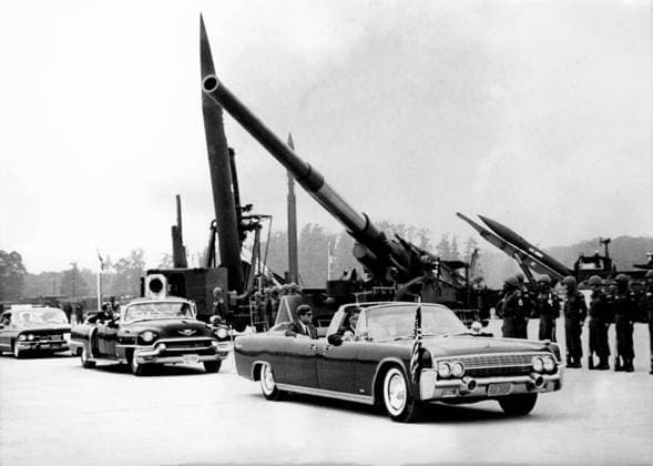 Präsident John F. Kennedy 1917 - 1963 25. Juni 1963 - Hanau, Deutschland - Präsident John F. Kennedy begleitete in seinem Auto die 15.000 Soldaten während einer Truppeninspektion in der Fliegerhorst-Kaserne in Hanau. Es war die größte Truppendemonstration der US-Streitkräfte in Europa. Hanau Germany *** President John F Kennedy 1917 1963 25 June 1963 Hanau, Germany President John F Kennedy accompanied in his Car the 15 000 Soldiers during a Inspection of troops in the Airbase Barracks in Hanau it was the largest Troop demonstration the US Armed forces in Europe Hanau Germany  Copyright: xUnitedxArchivesx xkpaxKeystonex 19630625_mab_k09_449