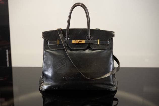 The very first Hermès Birkin bag, designed for Jane Birkin in 1985, currently on display at Sothebys Paris, ahead of the Fashion Icons auction scheduled for July 10, 2025 at 4pm, Paris July 7, 2025 Hermès very first Birkin bag to be auctioned The first Hermès Birkin bag, once owned by the late actress Jane Birkin, is set to be auctioned for a price that could reach millions of dollars, according to international media reports The bags starting price is estimated at $500,000 Jonathan Jacob Bestimage The very first Hermès Birkin bag, designed for Jane Birkin in 1985, is currently on display at Sothebys Paris, ahead of the Fashion Icons auction scheduled for July 10, 2025, at 4 p m , Paris, July 7, 2025 The very first Hermès Birkin bag will b Copyright: xJonathanxJacobx xBestimagexJonathanxJacobx xBestimagex