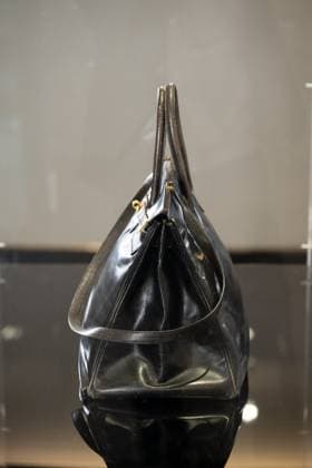 The very first Hermès Birkin bag, designed for Jane Birkin in 1985, currently on display at Sothebys Paris, ahead of the Fashion Icons auction scheduled for July 10, 2025 at 4pm, Paris July 7, 2025 Hermès very first Birkin bag to be auctioned The first Hermès Birkin bag, once owned by the late actress Jane Birkin, is set to be auctioned for a price that could reach millions of dollars, according to international media reports The bags starting price is estimated at $500,000 Jonathan Jacob Bestimage The very first Hermès Birkin bag, designed for Jane Birkin in 1985, is currently on display at Sothebys Paris, ahead of the Fashion Icons auction scheduled for July 10, 2025, at 4 p m , Paris, July 7, 2025 The very first Hermès Birkin bag will b Copyright: xJonathanxJacobx xBestimagexJonathanxJacobx xBestimagex