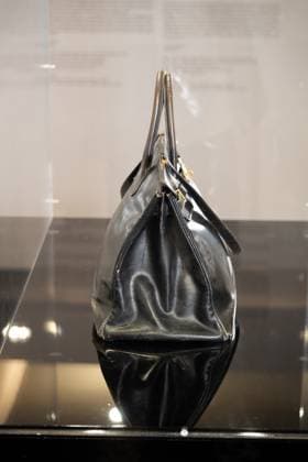 The very first Hermès Birkin bag, designed for Jane Birkin in 1985, currently on display at Sothebys Paris, ahead of the Fashion Icons auction scheduled for July 10, 2025 at 4pm, Paris July 7, 2025 Hermès very first Birkin bag to be auctioned The first Hermès Birkin bag, once owned by the late actress Jane Birkin, is set to be auctioned for a price that could reach millions of dollars, according to international media reports The bags starting price is estimated at $500,000 Jonathan Jacob Bestimage The very first Hermès Birkin bag, designed for Jane Birkin in 1985, is currently on display at Sothebys Paris, ahead of the Fashion Icons auction scheduled for July 10, 2025, at 4 p m , Paris, July 7, 2025 The very first Hermès Birkin bag will b Copyright: xJonathanxJacobx xBestimagexJonathanxJacobx xBestimagex