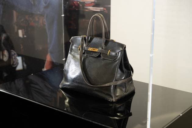 The very first Hermès Birkin bag, designed for Jane Birkin in 1985, currently on display at Sothebys Paris, ahead of the Fashion Icons auction scheduled for July 10, 2025 at 4pm, Paris July 7, 2025 Hermès very first Birkin bag to be auctioned The first Hermès Birkin bag, once owned by the late actress Jane Birkin, is set to be auctioned for a price that could reach millions of dollars, according to international media reports The bags starting price is estimated at $500,000 Jonathan Jacob Bestimage The very first Hermès Birkin bag, designed for Jane Birkin in 1985, is currently on display at Sothebys Paris, ahead of the Fashion Icons auction scheduled for July 10, 2025, at 4 p m , Paris, July 7, 2025 The very first Hermès Birkin bag will b Copyright: xJonathanxJacobx xBestimagexJonathanxJacobx xBestimagex