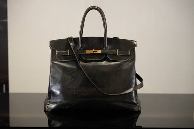 The very first Hermès Birkin bag, designed for Jane Birkin in 1985, currently on display at Sothebys Paris, ahead of the Fashion Icons auction scheduled for July 10, 2025 at 4pm, Paris July 7, 2025 Hermès very first Birkin bag to be auctioned The first Hermès Birkin bag, once owned by the late actress Jane Birkin, is set to be auctioned for a price that could reach millions of dollars, according to international media reports The bags starting price is estimated at $500,000 Jonathan Jacob Bestimage The very first Hermès Birkin bag, designed for Jane Birkin in 1985, is currently on display at Sothebys Paris, ahead of the Fashion Icons auction scheduled for July 10, 2025, at 4 p m , Paris, July 7, 2025 The very first Hermès Birkin bag will b Copyright: xJonathanxJacobx xBestimagexJonathanxJacobx xBestimagex