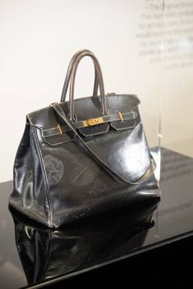 The very first Hermès Birkin bag, designed for Jane Birkin in 1985, currently on display at Sothebys Paris, ahead of the Fashion Icons auction scheduled for July 10, 2025 at 4pm, Paris July 7, 2025 Hermès very first Birkin bag to be auctioned The first Hermès Birkin bag, once owned by the late actress Jane Birkin, is set to be auctioned for a price that could reach millions of dollars, according to international media reports The bags starting price is estimated at $500,000 Jonathan Jacob Bestimage The very first Hermès Birkin bag, designed for Jane Birkin in 1985, is currently on display at Sothebys Paris, ahead of the Fashion Icons auction scheduled for July 10, 2025, at 4 p m , Paris, July 7, 2025 The very first Hermès Birkin bag will b Copyright: xJonathanxJacobx xBestimagexJonathanxJacobx xBestimagex