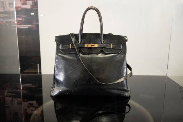 The very first Hermès Birkin bag, designed for Jane Birkin in 1985, currently on display at Sothebys Paris, ahead of the Fashion Icons auction scheduled for July 10, 2025 at 4pm, Paris July 7, 2025 Hermès very first Birkin bag to be auctioned The first Hermès Birkin bag, once owned by the late actress Jane Birkin, is set to be auctioned for a price that could reach millions of dollars, according to international media reports The bags starting price is estimated at $500,000 Jonathan Jacob Bestimage The very first Hermès Birkin bag, designed for Jane Birkin in 1985, is currently on display at Sothebys Paris, ahead of the Fashion Icons auction scheduled for July 10, 2025, at 4 p m , Paris, July 7, 2025 The very first Hermès Birkin bag will b Copyright: xJonathanxJacobx xBestimagexJonathanxJacobx xBestimagex