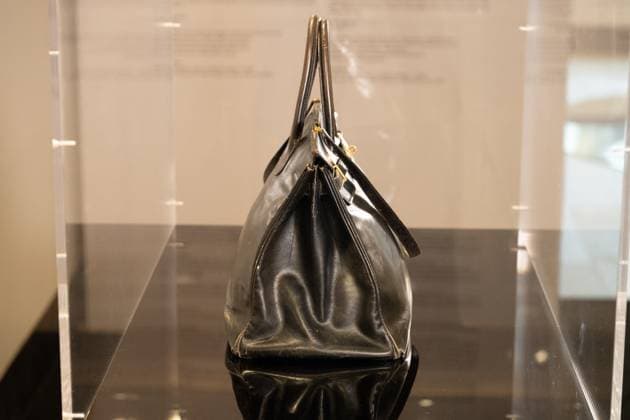 The very first Hermès Birkin bag, designed for Jane Birkin in 1985, currently on display at Sothebys Paris, ahead of the Fashion Icons auction scheduled for July 10, 2025 at 4pm, Paris July 7, 2025 Hermès very first Birkin bag to be auctioned The first Hermès Birkin bag, once owned by the late actress Jane Birkin, is set to be auctioned for a price that could reach millions of dollars, according to international media reports The bags starting price is estimated at $500,000 Jonathan Jacob Bestimage The very first Hermès Birkin bag, designed for Jane Birkin in 1985, is currently on display at Sothebys Paris, ahead of the Fashion Icons auction scheduled for July 10, 2025, at 4 p m , Paris, July 7, 2025 The very first Hermès Birkin bag will b Copyright: xJonathanxJacobx xBestimagexJonathanxJacobx xBestimagex
