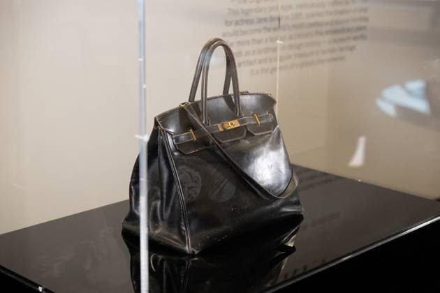 The very first Hermès Birkin bag, designed for Jane Birkin in 1985, currently on display at Sothebys Paris, ahead of the Fashion Icons auction scheduled for July 10, 2025 at 4pm, Paris July 7, 2025 Hermès very first Birkin bag to be auctioned The first Hermès Birkin bag, once owned by the late actress Jane Birkin, is set to be auctioned for a price that could reach millions of dollars, according to international media reports The bags starting price is estimated at $500,000 Jonathan Jacob Bestimage The very first Hermès Birkin bag, designed for Jane Birkin in 1985, is currently on display at Sothebys Paris, ahead of the Fashion Icons auction scheduled for July 10, 2025, at 4 p m , Paris, July 7, 2025 The very first Hermès Birkin bag will b Copyright: xJonathanxJacobx xBestimagexJonathanxJacobx xBestimagex