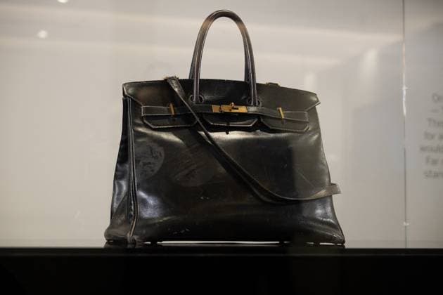 The very first Hermès Birkin bag, designed for Jane Birkin in 1985, currently on display at Sothebys Paris, ahead of the Fashion Icons auction scheduled for July 10, 2025 at 4pm, Paris July 7, 2025 Hermès very first Birkin bag to be auctioned The first Hermès Birkin bag, once owned by the late actress Jane Birkin, is set to be auctioned for a price that could reach millions of dollars, according to international media reports The bags starting price is estimated at $500,000 Jonathan Jacob Bestimage The very first Hermès Birkin bag, designed for Jane Birkin in 1985, is currently on display at Sothebys Paris, ahead of the Fashion Icons auction scheduled for July 10, 2025, at 4 p m , Paris, July 7, 2025 The very first Hermès Birkin bag will b Copyright: xJonathanxJacobx xBestimagexJonathanxJacobx xBestimagex
