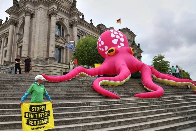 Bilder des Jahres 2025, News 07 Juli News Themen der Woche KW28 Berlin, Deutschland, 07.07.2025: SPD-Bundesparteitag: Greenpeace protestiert vor dem Eingang mit dem Slogan: SPD: Klimagerecht und sozial anstatt kriegstüchtig *** Berlin, Germany, 07 07 2025 SPD Federal Party Conference Greenpeace protests in front of the entrance with the slogan SPD climate-friendly and social instead of warlike Copyright: xdtsxNachrichtenagenturx dts_73778