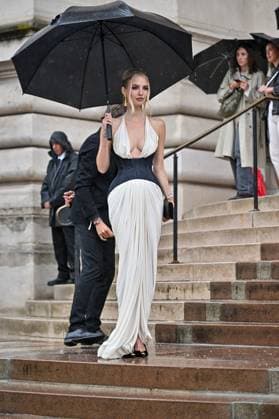 PFW Schiaparelli Outside Arrivals Leonie Hanne arriving at the Schiaparelli show as part of Haute Couture Fashion Week in Paris, France on July, 7, 2025. Photo by Julien Reynaud APS-Medias ABACAPRESS.COM Paris France  Copyright: xReynaudxJulien APS-Medias ABACAx