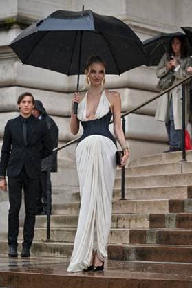 PFW Schiaparelli Outside Arrivals Leonie Hanne arriving at the Schiaparelli show as part of Haute Couture Fashion Week in Paris, France on July, 7, 2025. Photo by Julien Reynaud APS-Medias ABACAPRESS.COM Paris France  Copyright: xReynaudxJulien APS-Medias ABACAx