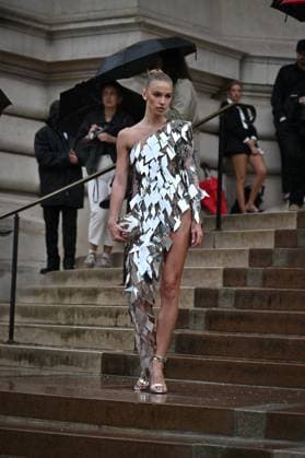 PFW Schiaparelli Outside Arrivals Guest arriving at the Schiaparelli show as part of Haute Couture Fashion Week in Paris, France on July, 7, 2025. Photo by Julien Reynaud APS-Medias ABACAPRESS.COM Paris France  Copyright: xReynaudxJulien APS-Medias ABACAx