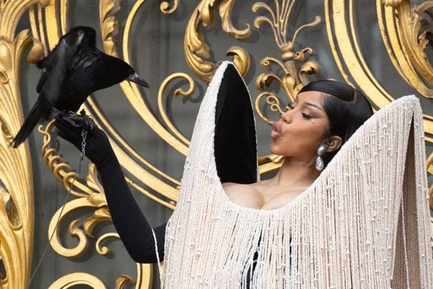 PFW Schiaparelli Outside Arrivals NB Cardi B with a crow arriving at the Schiaparelli show as part of Haute Couture Fashion Week on July 07, 2025 in Paris, France. Photo by Nasser Berzane ABACAPRESS.COM Paris France  Copyright: xBerzanexNasser ABACAx