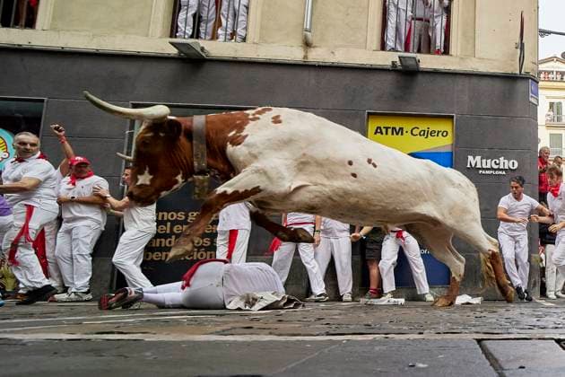 Bilder des Jahres 2025, News 07 Juli News Themen der Woche KW28 July 7, 2025, Pamplona, Navarre, Spain: People take part in the traditional encierro (bull-run) of the San Fermin Festival in Pamplona, Spain on July 07, 2025. The bull-running fiesta is held annually from 06 to 14 July in commemoration of the city s patron saint. Visitors from all over the world attend the festival. Many of them physically participate in the highlight event - the running of the bulls, or encierro - where they attempt to outrun the animals along a route through the narrow streets of Pamplona s old city. Pamplona Spain - ZUMAa206 20250707_zsp_a206_003 Copyright: xRubenxAlbarranx