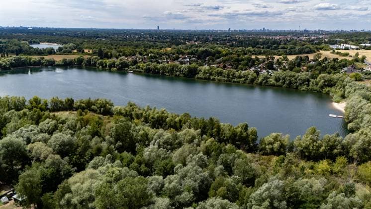 Drohnenansicht der Kaulsdorfer Seen und anliegende Wohngebiete in Berlin am 6. Juli 2025. Kaulsdorf Biesdorf *** Drone view of the Kaulsdorf lakes and adjacent residential areas in Berlin on July 6, 2025 Kaulsdorf Biesdorf