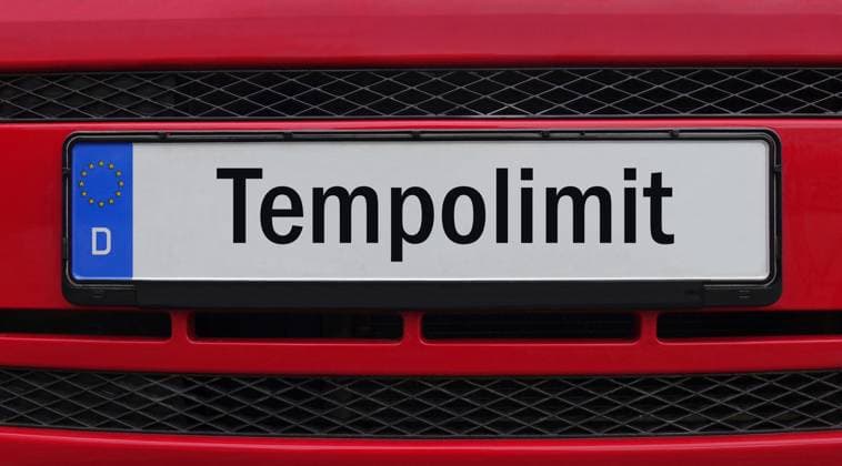 Autokennzeichen mit Schriftzug Tempolimit Fotomontage: Autokennzeichen mit Schriftzug Tempolimit, 07.07.2025, Auf einem Autokennzeichen befindet sich der Schriftzug Tempolimit. *** License plate with lettering speed limit Photomontage License plate with lettering speed limit, 07 07 2025, On a license plate is the lettering speed limit