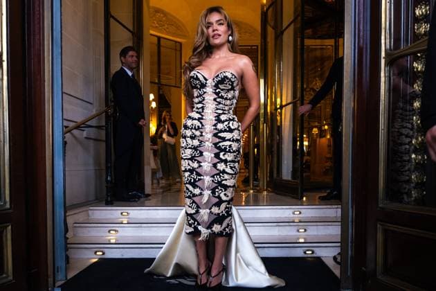 Colombian singer Karol G Carolina Giraldo Navarro leaving the Hotel Le Meurice to attend the Schiaparelli show during Paris Fashion Week PFW Colombian singer Karol G Carolina Giraldo Navarro leaving the Hotel Le Meurice to attend the Schiaparelli show during Paris Fashion Week PFW , France, July 7, 2025 Julien Sarkissian Bestimage Paris France  Copyright: xJulienxSarkissianx xBestimagexJulienxSarkissianx xBestimagex