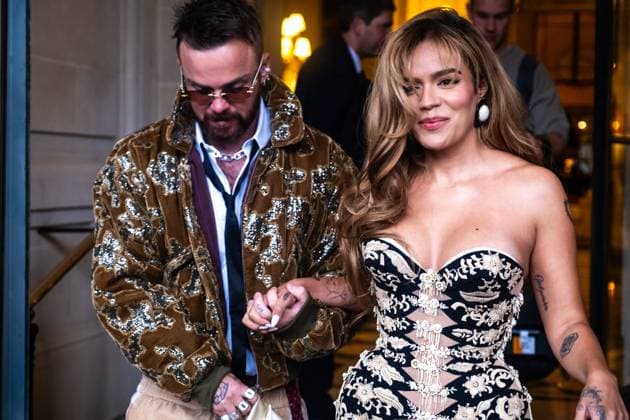 Colombian singer Karol G Carolina Giraldo Navarro leaving the Hotel Le Meurice to attend the Schiaparelli show during Paris Fashion Week PFW Colombian singer Karol G Carolina Giraldo Navarro leaving the Hotel Le Meurice to attend the Schiaparelli show during Paris Fashion Week PFW , France, July 7, 2025 Julien Sarkissian Bestimage Paris France  Copyright: xJulienxSarkissianx xBestimagexJulienxSarkissianx xBestimagex