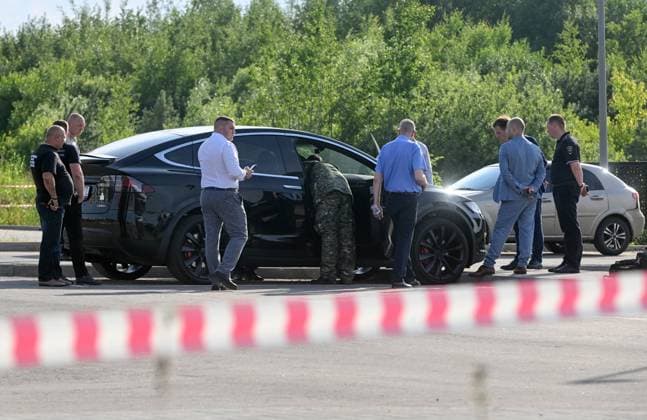 Bilder des Jahres 2025, News 07 Juli News Themen der Woche KW28 Russia Former Transport Minister Suicide 8959634 07.07.2025 Investigative Committee officers inspect the car of the former Transport Minister Roman Starovoit, where his body was found on July 7, at the parking lot in the Odintsovsky district of Moscow Region, Russia. On the morning of July 7, Starovoit was dismissed from his post. Later on Monday, the body of Starovoit was found in his car with a gunshot wound in the Moscow Region, the Russian Investigative Committee said. The main version of his death is suicide. Mikhail Voskresenskiy Sputnik Odintsovo Moscow region Russia  Copyright: xMikhailxVoskresenskiyx
