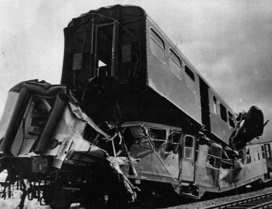 Seilbahnen Lokomotiven Eisenbahnen Züge Trolleys 8. August 1964 – Vier Tote und viele Eingeschlossene bei Express-Unfall nahe Arnheim: Ein deutscher Expresszug und ein niederländischer Nahverkehrszug sind heute in der Nähe von Arnheim frontal zusammengestoßen. Durch die Wucht des Aufpralls wurde ein Zug auf das Dach des anderen geschleudert. Polizei, Feuerwehr und andere Rettungskräfte begannen einen verzweifelten Kampf um die Rettung der Passagiere. Vier Menschen wurden tot und mindestens 20 verletzt aufgefunden, viele weitere waren jedoch noch in den Trümmern in Westervoort eingeklemmt, wo sich der Unfall ereignete. Das Foto zeigt Rettungskräfte bei der Arbeit in den Trümmern der beiden Züge in Westervoort. *** Cableways Locom  Copyright: xUnitedxArchivesx xkpaxKeystonex 19640808_baf_k09_165