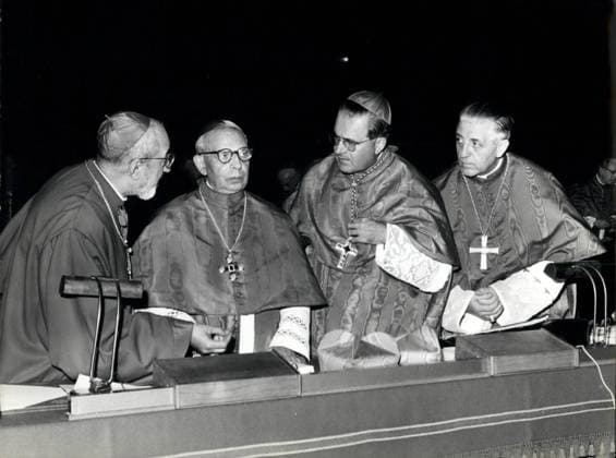 Kategorisiert werden 21. September 1964 – Im Petersdom werden die Arbeiten der dritten Sitzungsperiode des Ökumenischen Konzils fortgesetzt. Das Foto zeigt (von links): Kardinal Agagianian, Kardinal Giacomo Lercaro, Kardinal Julius Doepfner und Kardinal Leo J. Suenens, die als Kardinalsmoderatoren des Konzils fungieren. *** Categorized become 21 September 1964 – at St. Peter s Basilica become the Work the third Session of Ecumenical Konzils continued the Photo shows from left Cardinal Agagianian, Cardinal Giacomo Lercaro, Cardinal Julius Doepfner and Cardinal Leo J Suenens, the as Cardinal moderators of Konzils function  Copyright: xUnitedxArchivesx xkpaxKeystonex 19640921_baf_k09_002
