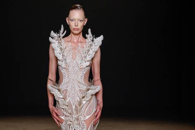 Tanya Dziahileva Défilé Iris Van Herpen Collection Haute Couture Automne Hiver 2025 2026 lors de la Fashion Week de Paris PFW , à Paris, France, le 7 juillet 2025 Runway during the Iris Van Herpen Haute Couture Fall Winter 2025 2026 fashion show as part of Paris Fashion Week on July 07, 2025 in Paris, France Paris France  Copyright: xAgencex xBestimagexAgencex xBestimagex