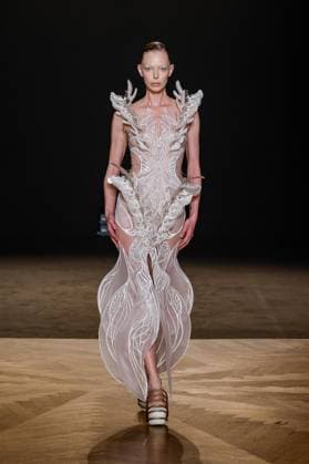 Tanya Dziahileva Défilé Iris Van Herpen Collection Haute Couture Automne Hiver 2025 2026 lors de la Fashion Week de Paris PFW , à Paris, France, le 7 juillet 2025 Runway during the Iris Van Herpen Haute Couture Fall Winter 2025 2026 fashion show as part of Paris Fashion Week on July 07, 2025 in Paris, France Paris France  Copyright: xAgencex xBestimagexAgencex xBestimagex