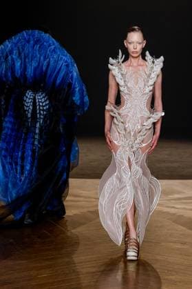 Tanya Dziahileva Défilé Iris Van Herpen Collection Haute Couture Automne Hiver 2025 2026 lors de la Fashion Week de Paris PFW , à Paris, France, le 7 juillet 2025 Runway during the Iris Van Herpen Haute Couture Fall Winter 2025 2026 fashion show as part of Paris Fashion Week on July 07, 2025 in Paris, France Paris France  Copyright: xAgencex xBestimagexAgencex xBestimagex
