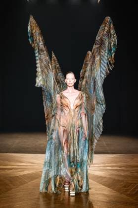 Tanya Dziahileva Défilé Iris Van Herpen Collection Haute Couture Automne Hiver 2025 2026 lors de la Fashion Week de Paris PFW , à Paris, France, le 7 juillet 2025 Runway during the Iris Van Herpen Haute Couture Fall Winter 2025 2026 fashion show as part of Paris Fashion Week on July 07, 2025 in Paris, France Paris France  Copyright: xAgencex xBestimagexAgencex xBestimagex
