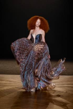 Défilé Iris Van Herpen Collection Haute Couture Automne Hiver 2025 2026 lors de la Fashion Week de Paris PFW , à Paris, France, le 7 juillet 2025 Runway during the Iris Van Herpen Haute Couture Fall Winter 2025 2026 fashion show as part of Paris Fashion Week on July 07, 2025 in Paris, France Paris France  Copyright: xAgencex xBestimagexAgencex xBestimagex