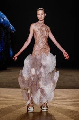 Défilé Iris Van Herpen Collection Haute Couture Automne Hiver 2025 2026 lors de la Fashion Week de Paris PFW , à Paris, France, le 7 juillet 2025 Runway during the Iris Van Herpen Haute Couture Fall Winter 2025 2026 fashion show as part of Paris Fashion Week on July 07, 2025 in Paris, France Paris France  Copyright: xAgencex xBestimagexAgencex xBestimagex