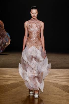 Défilé Iris Van Herpen Collection Haute Couture Automne Hiver 2025 2026 lors de la Fashion Week de Paris PFW , à Paris, France, le 7 juillet 2025 Runway during the Iris Van Herpen Haute Couture Fall Winter 2025 2026 fashion show as part of Paris Fashion Week on July 07, 2025 in Paris, France Paris France  Copyright: xAgencex xBestimagexAgencex xBestimagex
