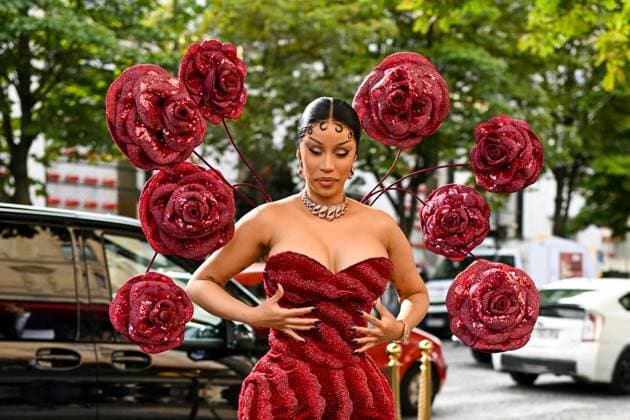 Cardi B rentre à lhôtel Fouquet s Paris après avoir assister au défilé Rahul Mishrai lors de la Fashion Week de Paris PFW , à Paris, France, le 7 juillet 2025 Yehiel Chekroune Bestimage Cardi B returns to the Fouquet s Hotel after attending the Rahul Mishrai show during Paris Fashion Week PFW , in Paris, France, on July 7, 2025 Yehiel Chekroune Bestimage Paris France  Copyright: xYehielxChekrounex xBestimagexYehielxChekrounex xBestimagex