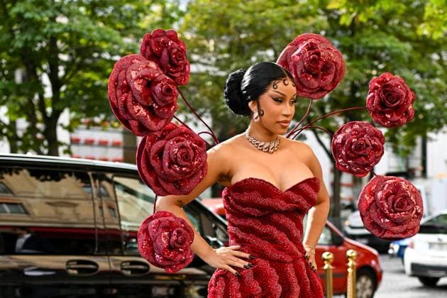 Cardi B rentre à lhôtel Fouquet s Paris après avoir assister au défilé Rahul Mishrai lors de la Fashion Week de Paris PFW , à Paris, France, le 7 juillet 2025 Yehiel Chekroune Bestimage Cardi B returns to the Fouquet s Hotel after attending the Rahul Mishrai show during Paris Fashion Week PFW , in Paris, France, on July 7, 2025 Yehiel Chekroune Bestimage Paris France  Copyright: xYehielxChekrounex xBestimagexYehielxChekrounex xBestimagex
