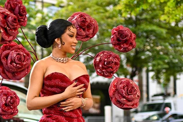 Cardi B rentre à lhôtel Fouquet s Paris après avoir assister au défilé Rahul Mishrai lors de la Fashion Week de Paris PFW , à Paris, France, le 7 juillet 2025 Yehiel Chekroune Bestimage Cardi B returns to the Fouquet s Hotel after attending the Rahul Mishrai show during Paris Fashion Week PFW , in Paris, France, on July 7, 2025 Yehiel Chekroune Bestimage Paris France  Copyright: xYehielxChekrounex xBestimagexYehielxChekrounex xBestimagex
