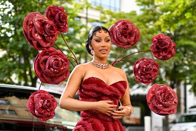 Cardi B rentre à lhôtel Fouquet s Paris après avoir assister au défilé Rahul Mishrai lors de la Fashion Week de Paris PFW , à Paris, France, le 7 juillet 2025 Yehiel Chekroune Bestimage Cardi B returns to the Fouquet s Hotel after attending the Rahul Mishrai show during Paris Fashion Week PFW , in Paris, France, on July 7, 2025 Yehiel Chekroune Bestimage Paris France  Copyright: xYehielxChekrounex xBestimagexYehielxChekrounex xBestimagex