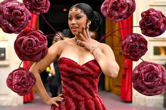 Cardi B rentre à lhôtel Fouquet s Paris après avoir assister au défilé Rahul Mishrai lors de la Fashion Week de Paris PFW , à Paris, France, le 7 juillet 2025 Yehiel Chekroune Bestimage Cardi B returns to the Fouquet s Hotel after attending the Rahul Mishrai show during Paris Fashion Week PFW , in Paris, France, on July 7, 2025 Yehiel Chekroune Bestimage Paris France  Copyright: xYehielxChekrounex xBestimagexYehielxChekrounex xBestimagex