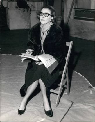 1960-1969 Schauspieler Schauspielerin 3. März 1965 - Vivien Leigh kehrt nach sechsjähriger Abwesenheit auf die Londoner Bühne zurück: Schauspielerin Vivian Leigh kehrt kurz nach sechsjähriger Abwesenheit auf die Londoner Bühne zurück. Sie soll als Contessa Sanziani in Paul Osborns neuem Stück La Contessa auftreten, das im April seine Tournee im Theatre Royal in Newcastle eröffnet. Seit 1959 tourt Miss Leigh durch Südamerika, Mexiko, Australien, tritt am Broadway auf und dreht einen Film in Hollywood. Das Foto zeigt Vivien Leigh heute während der Proben und Lesungen auf der Bühne des Globe Theatre in der Shaftesbury Avenue. *** 1960 1969 Actors Actress 3 March 1965 Vivien Leigh returns to Six-year-old Absence at the Londo  Copyright: xUnitedxArchivesx xkpaxKeystonex 19650303_baf_k09_034