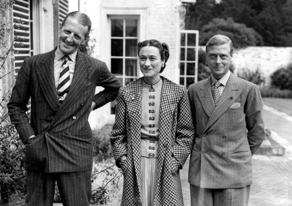Herzog und Herzogin Edward VIII. 1894 1972 und Wallis Simpson 1896 1986 13. September 1939 Coleman s Hatch, East Sussex, Großbritannien Edward VIII. hatte die verheiratete Amerikanerin Wallis Simpson kennengelernt und sich in sie verliebt. Edward erkannte, dass er sich zwischen der Krone und Mrs. Simpson entscheiden musste, die als zweimal geschiedene Frau als Königin nicht in Frage kam. Edward wurde zum Herzog von Windsor ernannt, und die beiden heirateten. Bild: Der Herzog und die Herzogin in einem Hinterhof mit Major Ed Metcalfe. Coleman s Hatch East Sussex UK *** Herzog and Duchess Edward VIII 1894 1972 and Wallis Simpson 1896 1986 13 September 1939 Coleman S Hatch, East Sussex, Great Britain Edward VIII had the married  Copyright: xUnitedxArchivesx xkpaxKeystonex 19650324_nin_k09_104