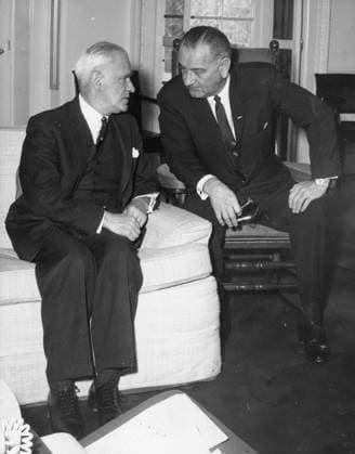 Präsident Lyndon B. Johnson 1908 - 1973 25. März 1965 – Washington, District of Columbia, USA – Lyndon Baines Johnson (27. August 1908 – 22. Januar 1973), oft kurz LBJ genannt, war der 36. Präsident der Vereinigten Staaten (1963–1969), nachdem er von 1961 bis 1963 als 37. Vizepräsident der Vereinigten Staaten gedient hatte. Im Bild: Der britische Außenminister Michael Stewart spricht über den Einsatz von Tränengas in Vietnam. Washington District of Columbia U.S. *** President Lyndon B Johnson 1908 1973 25 March 1965 – Washington, District of Columbia, USA – Lyndon Baines Johnson 27 August 1908 – 22 January 1973 , often briefly LBJ called, was the 36 President the United States 1963-1969 , after he from 1961 to 1963 as 37 Vice Preside  Copyright: xUnitedxArchivesx xkpaxKeystonex 19650325_sha_k09_955