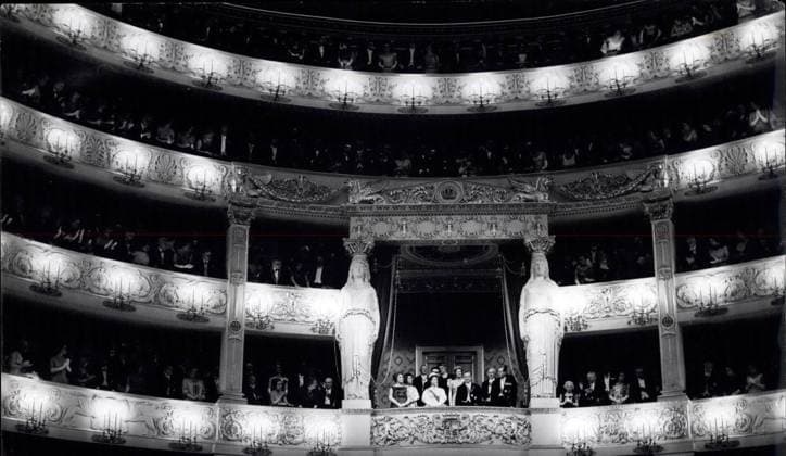 Erben Erbin Mitglieder des Königshauses Prominente 24. Mai 1965 - Königin in der Oper in München: Am vierten Tag des Staatsbesuchs in Deutschland besucht die Königin und Prinz Philip eine Galavorstellung von Richard Strauss Oper Der Rosenkavalier im Nationaltheater in München. Das Foto zeigt eine Gesamtansicht der königlichen Loge in der Oper in München. *** Heirs Heiress Members of Royal Family Celebrities 24 May 1965 Queen in the Opera in Munich on fourth Day of State visit in Germany visits the Queen and Prinz Philip a Gala performance from Richard Strauss Opera the Rosenkavalier at National Theatre in Munich the Photo shows a General view the Royal Lodge in the Opera in Munich  Copyright: xUnitedxArchivesx xkpaxKeystonex 19650524_baf_k09_003