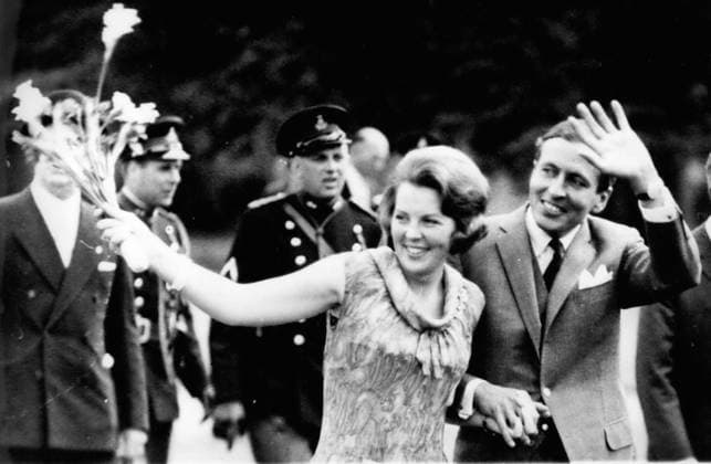 Erben Erbin Mitglieder des Königshauses Prominente 6. Juni 1965 – Kronprinzessin Beatrix und ihr Verlobter Claus von Amsberg treffen die Presse: Foto zeigt Prinzessin Beatrix und ihren Verlobten Claus von Amsberg, die heute ihre Verlobung bekannt gaben, beim Spaziergang durch das Gelände des königlichen Palastes am Nachmittag. (Bildnachweis: Keystone Press Agency ZUMA Press Wire) *** Heirs Heiress Members of Royal Family Celebrities 6 June 1965 – Crown Princess Beatrix and their Fiancé Claus from Amsberg Meeting the Press Photo shows Princess Beatrix and their fiancee Claus from Amsberg, the Today their Engagement known gave, at Walking tour through the Site of Royal Palace on Afternoon Picture credits Keystone Press Agency Zum  Copyright: xUnitedxArchivesx xkpaxKeystonex 19650606_baf_k09_063