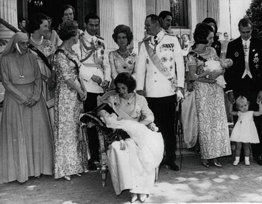 Erben Erbin Mitglieder des Königshauses Prominente Sept. 09, 1965 - Die Taufe von Prinzessin Alexia.: Die Taufe von Kronprinzessin Alexia, der Tochter von König Konstantin und Königin Anne-Marie, fand am Montag, den 20. September, statt. Die Zeremonie fand im Großen Saal des griechischen Königspalastes in Athen statt und wurde von Mitgliedern der griechischen und dänischen Königsfamilien sowie Vertretern der griechischen Regierung und Armee besucht. Das Foto zeigt Königin Anne-Marie, die Kronprinzessin Alexia hält, während dahinter (von links nach rechts) stehen: Prinzessin Louise, Prinzessin Benedikte von Dänemark, Königin Ingrid von Dänemark, Prinzessin Margrethe von Dänemark, König Konstantin, Königin Frederika, König Frederik von  Copyright: xUnitedxArchivesx xkpaxKeystonex 19650909_baf_k09_103