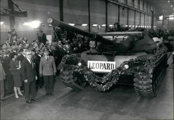 Bomben Gewehre Waffen 09.09.1965 - Der erste Panzer einer Serie ... der deutschen Bundesregierung namens Leopard wurde am 9. September 1965 bei einer Feierstunde in München dem deutschen Verteidigungsminister Kai-Uwe von Hassel übergeben. Deutsche Unternehmen bekamen den Auftrag für die technische Entwicklung. Nach dieser Entwicklung erhielt das Werk Krauss Maffei, München, den Vertrag für die Serienproduktion. Die deutsche Bundeswehr verfügt hier über einen Panzer, der alle Anforderungen erfüllt. Er ist stark im Feuerflug, schnell und bietet Schutz. Er überwindet Gräben, Stufen, Hügel und durch Wasser mit voller Geschwindigkeit. Der Verbrauch von Benzin ist sehr gering, er kann damit 600 km weit fahren. Der Leopard ist tauchfähig.  Copyright: xUnitedxArchivesx xkpaxKeystonex 19650909_baf_k09_212