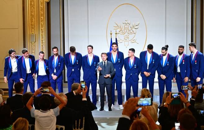 Le président français Emmanuel Macron lors dune cérémonie en lhonneur des membres de léquipe nationale française de volleyball, champions olympiques en titre, à loccasion de la première Journée internationale du volleyball, au palais présidentiel de lÉlysée, à Paris, France, le 7 juillet 2025 Christian Liewig Bestimage French President Emmanuel Macron during a ceremony to honour members of the French National Volleyball team, current Olympic champions, to mark the first International Volleyball Day, at the Elysee Palace, in Paris, France, on July 7th, 2025 Paris France Copyright: xChristianxLiewigx xBestimagexChristianxLiewigx xBestimagex