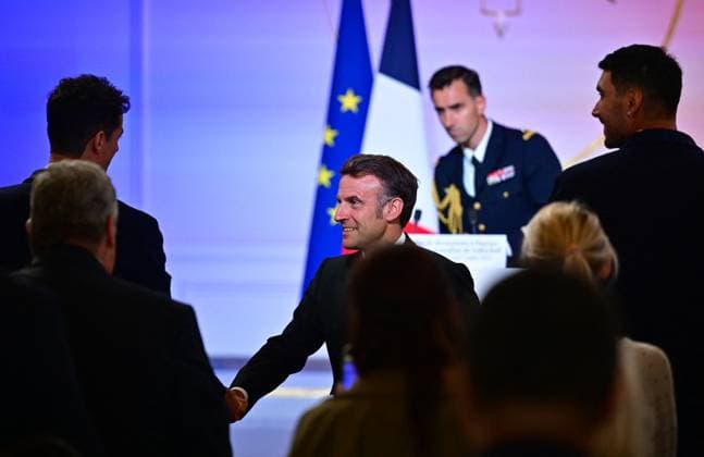 Le président français Emmanuel Macron lors dune cérémonie en lhonneur des membres de léquipe nationale française de volleyball, champions olympiques en titre, à loccasion de la première Journée internationale du volleyball, au palais présidentiel de lÉlysée, à Paris, France, le 7 juillet 2025 Christian Liewig Bestimage French President Emmanuel Macron during a ceremony to honour members of the French National Volleyball team, current Olympic champions, to mark the first International Volleyball Day, at the Elysee Palace, in Paris, France, on July 7th, 2025 Paris France Copyright: xChristianxLiewigx xBestimagexChristianxLiewigx xBestimagex