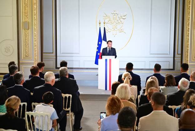 Le président français Emmanuel Macron lors dune cérémonie en lhonneur des membres de léquipe nationale française de volleyball, champions olympiques en titre, à loccasion de la première Journée internationale du volleyball, au palais présidentiel de lÉlysée, à Paris, France, le 7 juillet 2025 Christian Liewig Bestimage French President Emmanuel Macron during a ceremony to honour members of the French National Volleyball team, current Olympic champions, to mark the first International Volleyball Day, at the Elysee Palace, in Paris, France, on July 7th, 2025 Paris France Copyright: xChristianxLiewigx xBestimagexChristianxLiewigx xBestimagex