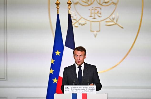 Le président français Emmanuel Macron lors dune cérémonie en lhonneur des membres de léquipe nationale française de volleyball, champions olympiques en titre, à loccasion de la première Journée internationale du volleyball, au palais présidentiel de lÉlysée, à Paris, France, le 7 juillet 2025 Christian Liewig Bestimage French President Emmanuel Macron during a ceremony to honour members of the French National Volleyball team, current Olympic champions, to mark the first International Volleyball Day, at the Elysee Palace, in Paris, France, on July 7th, 2025 Paris France Copyright: xChristianxLiewigx xBestimagexChristianxLiewigx xBestimagex
