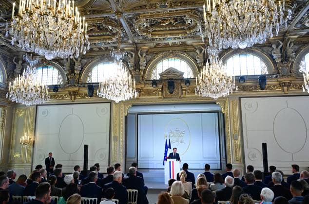 Le président français Emmanuel Macron lors dune cérémonie en lhonneur des membres de léquipe nationale française de volleyball, champions olympiques en titre, à loccasion de la première Journée internationale du volleyball, au palais présidentiel de lÉlysée, à Paris, France, le 7 juillet 2025 Christian Liewig Bestimage French President Emmanuel Macron during a ceremony to honour members of the French National Volleyball team, current Olympic champions, to mark the first International Volleyball Day, at the Elysee Palace, in Paris, France, on July 7th, 2025 Paris France Copyright: xChristianxLiewigx xBestimagexChristianxLiewigx xBestimagex