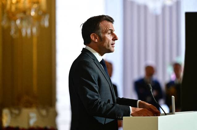 Le président français Emmanuel Macron lors dune cérémonie en lhonneur des membres de léquipe nationale française de volleyball, champions olympiques en titre, à loccasion de la première Journée internationale du volleyball, au palais présidentiel de lÉlysée, à Paris, France, le 7 juillet 2025 Christian Liewig Bestimage French President Emmanuel Macron during a ceremony to honour members of the French National Volleyball team, current Olympic champions, to mark the first International Volleyball Day, at the Elysee Palace, in Paris, France, on July 7th, 2025 Paris France Copyright: xChristianxLiewigx xBestimagexChristianxLiewigx xBestimagex